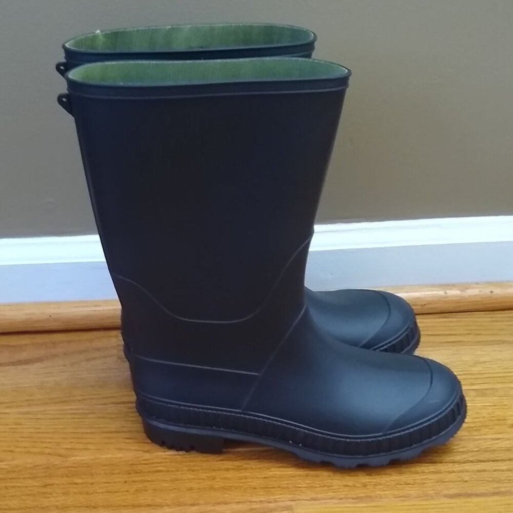 Big kids rain boots, perfect for snow, too